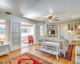 Vintage Mount Dora Cottage w/ Screened Porch! - Mount Dora - Living room