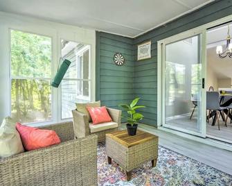 Beautiful home with king bed stoned fire place and pool / Games for famlies - Raleigh - Living room