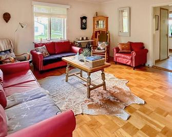 Awesome Home In Strmsund With Wifi And 4 Bedrooms - Strömsund - Sala de estar