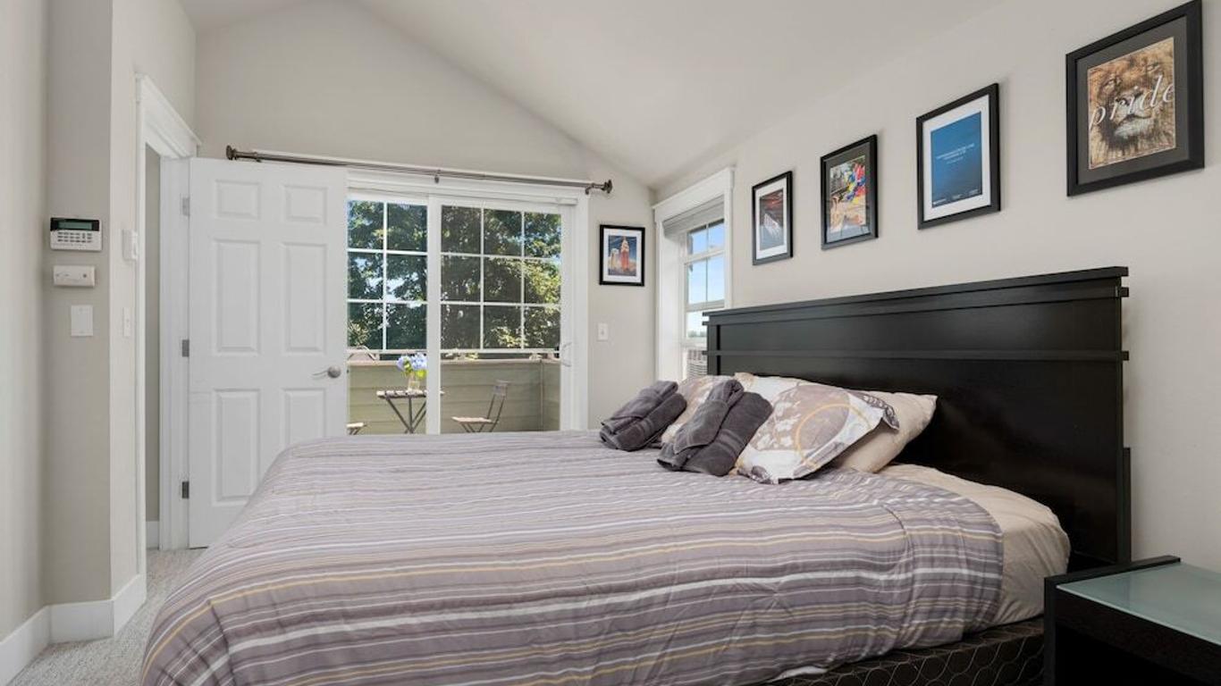 Seattle Vacation Home: Off The Wall