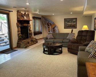 Trails End in. Christmas - near Pictured Rocks - Christmas - Sala de estar