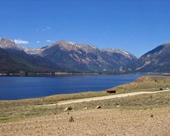 Stunning Mountain Home for the Naturalist, Athlete, & Families - Twin Lakes (Lake County) - Beach