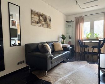 Exclusive apartment in Essen-Rüttenscheid! In the immediate vicinity of the trade fair, main station, university. - Έσσεν - Σαλόνι