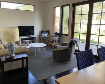Peppercorn Cottage 2831 contemporary heritage located in a village of Dubbo - Dubbo - Living room