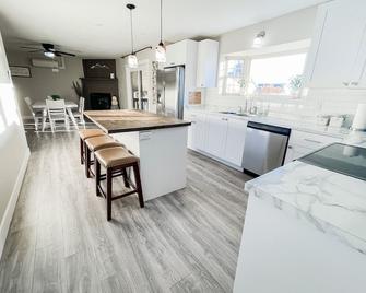 Pet Friendly/Ping Pong/Game Room!family Gathering - Colorado Springs - Kitchen