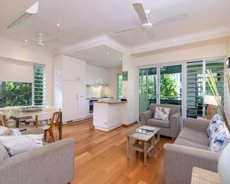Verandahs Boutique Apartments - Port Douglas - Olohuone