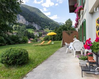 Apartment in a sunny location, across from the world-famous Staubbachfall - Lauterbrunnen - Patio