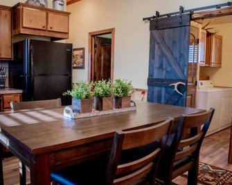 Cordingley's Cozy Cabin in Ashton - Ashton - Comedor