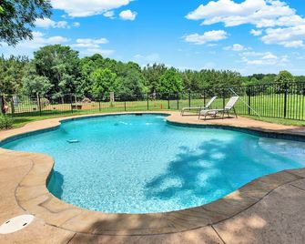 Rustic ranch retreat with access to private saltwater pool - Rusk - Piscina