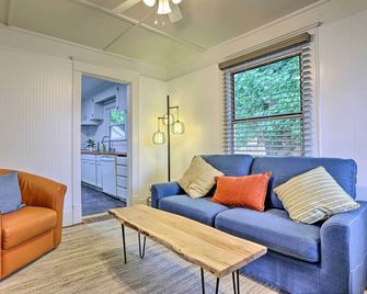 Pet-Friendly Baker City Escape w/ Private Yard! - Baker City - Huiskamer