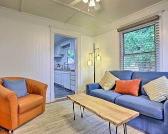 Pet-Friendly Baker City Escape with Private Yard! - Baker City - Wohnzimmer