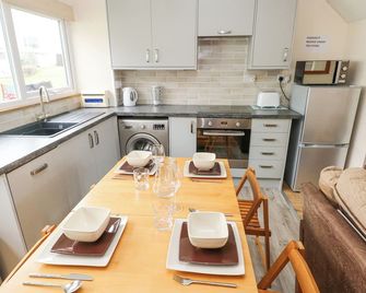The Chalet - Pembroke - Kitchen