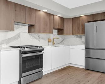Pink Wild Rose - Ultimate Romantic Getaway - South Holland - Kitchen