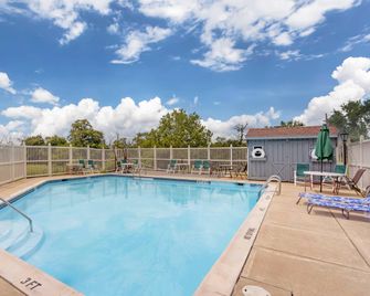 Quality Inn Lancaster - Smoketown - Pool