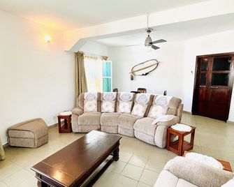 Beautiful furnished four bedroom house fitted with WIFI and exterior CCTV camera - Serrekunda - Huiskamer