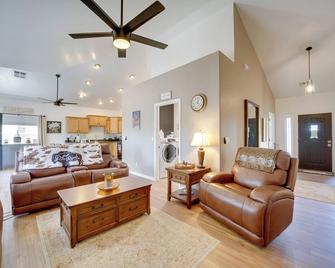 12 Mi to Flagstaff Pet-Friendly Home with Sunroom! - Bellemont - Living room