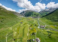 Andermatt Alpine Apartments - Andermatt - Golfplatz
