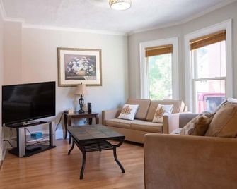The Maple Leaf House - Walking Distance to The Falls and Downtown! - Niagara Falls - Living room
