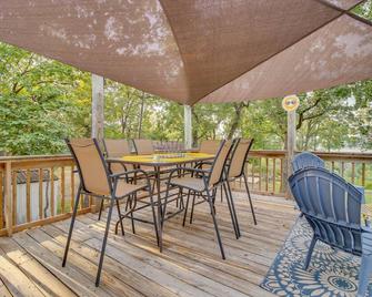 Lake-View Mountain Home Retreat w/ Fire Pit! - Mountain Home - Балкон