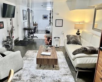 'The Red Door' 1 mile from downtown. 1 bedroom. Own entrance. Full Bath/Kitchen - Gig Harbor - Вітальня