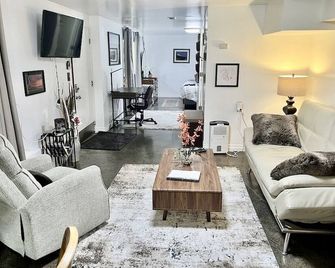 'The Red Door' 1 mile from downtown. 1 bedroom. Own entrance. Full Bath/Kitchen - Gig Harbor - Huiskamer