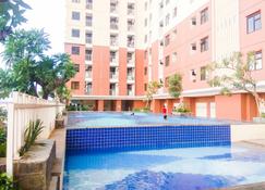 Highest Value 2BR at Lagoon Resort Apartment - Bekasi - Piscina
