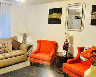 Cozy Condo 2 - Adorable 3-bedroom townhome with AC in niceville - Niceville - Living room