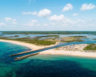 Charlestown Beach Cottage, 2BR, Screened porch, 3 min drive to Beach!\n - Charlestown - Playa