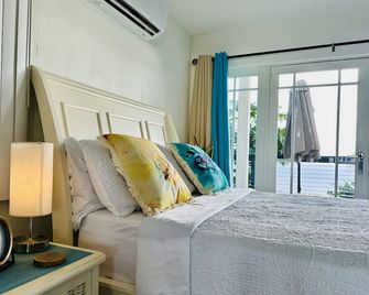 Easy location, Ocean view, Sunsets, Jeep Available, Solar, Battery Power, Wifi - Saint Thomas Island - Bedroom