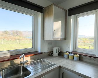 Honeybee Cottage Valentia by Trident Holiday Homes - Valentia Island - Kitchen