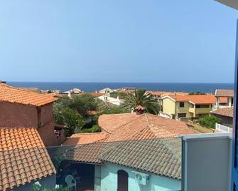 Gloednieuw Huis met Zeezicht, Garage, Stijlvol Ingericht, Vlakbij de zee - Santa Maria Coghinas - Balcony