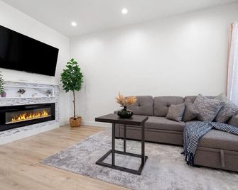 Modern 2Bed 2Bath w/ parking in Excelsior District - San Francisco - Living room