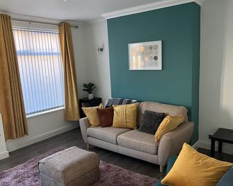 Comfortably furnished 2 bedroom home in Bolton - Bolton
