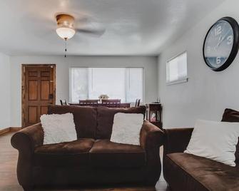Private Four Bedroom Home - Close To Everything - Pet Friendly - Springville - Living room