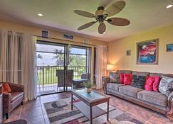 Breezy Kaunakakai Retreat w/ Community Pool! - Kaunakakai - Living room