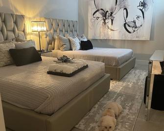 Luxury Lakehouse in Georgian Bluffs just steps from Francis Lake. . - Georgian Bluffs - Bedroom
