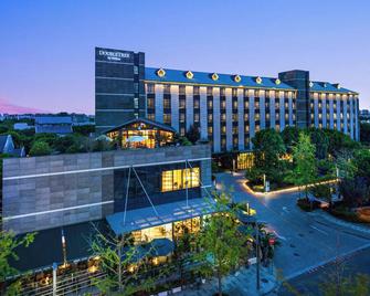 DoubleTree by Hilton Shanghai Hongqiao - Shanghai - Building