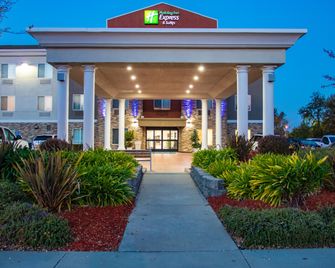 Holiday Inn Express & Suites Roseville - Galleria Area by IHG - Roseville - Rakennus