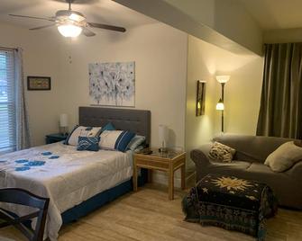 Cozy Private Room-Queen Bed, Hot Tub, Pets Welcome! - Milton - Habitación