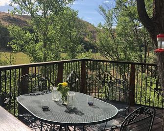 Beautiful creek side log home, lots of open space but only minutes to town. - New Castle - Balcón