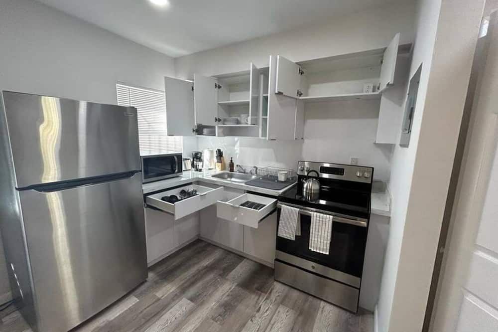 Building next to CocoWalk & Brickell - Miami - Kitchen