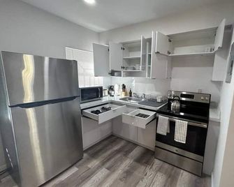 Building next to CocoWalk & Brickell - Miami - Kitchen