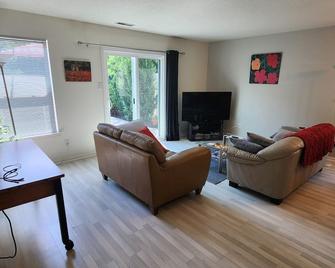 2 Bed/2 Bath Cozy Home Mid-Town Carmel on Small Pond/Heated Garage - Carmel - Living room