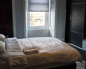 City Centre 2 bed beautifully furnished apartment - Motherwell - Bedroom