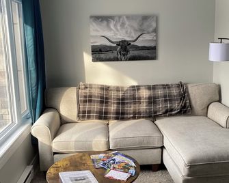 Waterfront Loft is a cozy quiet self contained apartment on Lake Scugog. - Port Perry - Salon