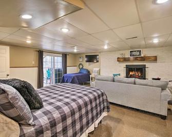 Beckley Studio with Hot Tub, 4 Mi to WVU Tech! - Beckley - Bedroom