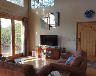 Stunning lake views yet 2 minutes to the water. - Lakehead - Living room