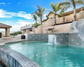Beautiful paradise Farm-Vineyard 7-Bd 5,100 Sq ft resort in charming Jamul - Jamul - Piscina