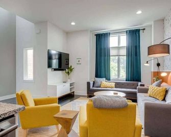 Stylish 4 Bed with Rooftop, Garage Near Hot Spots Less Than 5 Mins to Belmont, 10 Mins to Broadway, 24 Hour Hospitality Team, Perfect for Groups, Also Available for Long Term Rental - Nashville - Sala de estar