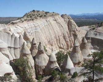 Comfy Studio for Two. A short 5 miles to SF Plaza! - Santa Fe - Bâtiment